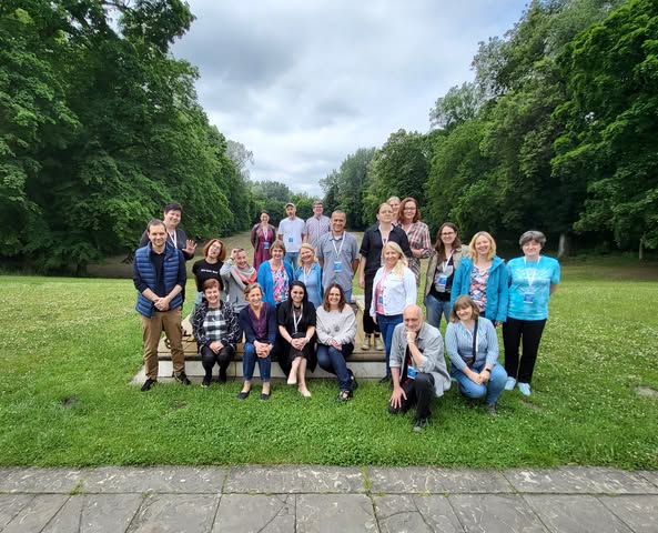 Grupa ludzi, a w tle park